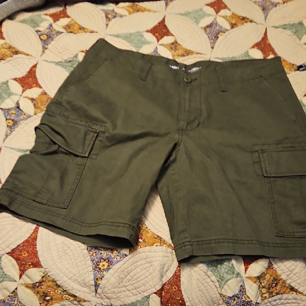 Old Navy Men's Dark Green Cargo Shorts